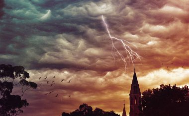 Atmosferik grunge dokulu film fırtınalı gökyüzü ve yıldırım bir kilise üzerinde sıkıntılı. Abbotsford manastır, Melbourne, Avustralya. Dini, kıyamet, Gotik, ethereal kavramlar.