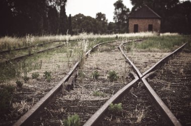 Huysuz ve atmosferik tonda terk edilmiş tren istasyonları Cowra, kırsal Nsw, Avustralya 'nın sonunda.