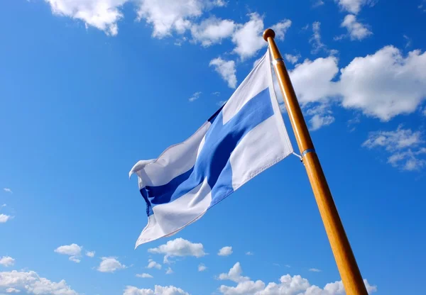 Bandera de Finlandia en un asta de madera —  Fotos de Stock