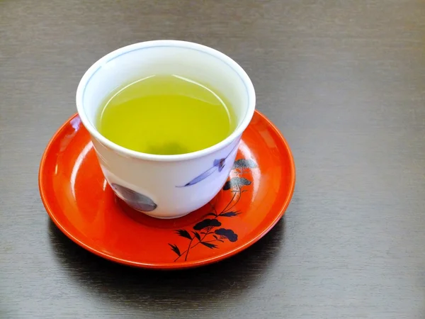 Thé vert du Japon dans une tasse Images De Stock Libres De Droits