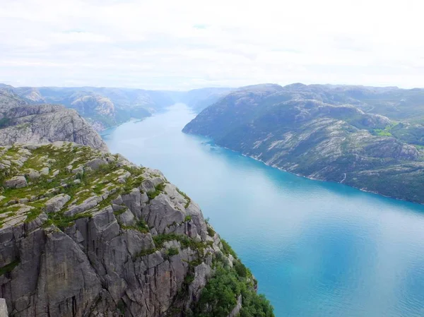 Le fjord norvégien : une vue depuis le rocher pupit Photo De Stock