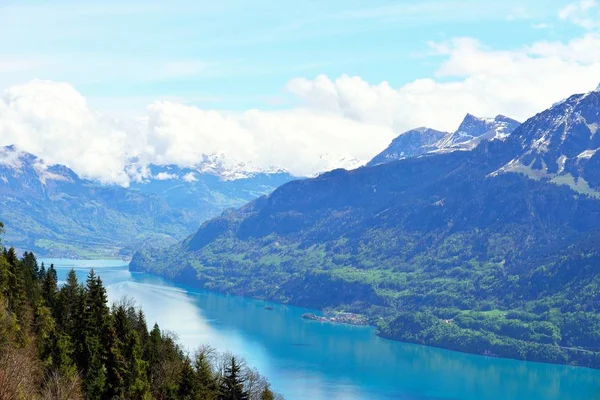 Üzerinden daha fazla profil Kulm, Interlaken, İsviçre
