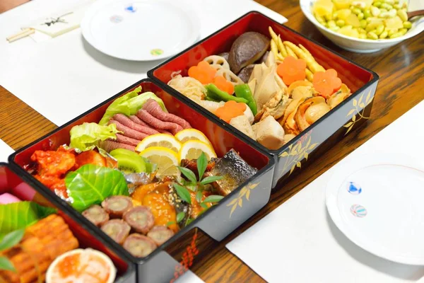 Osechi, traditionele Japanse Nieuwjaar voedsel, in zwarte lacqueware vakken — Stockfoto