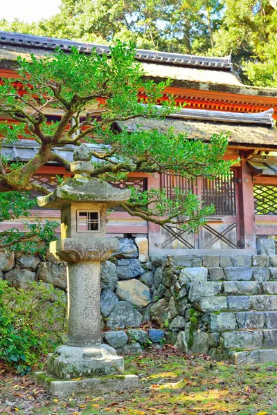 Japanese stone lantern and temple gates. — Stock Photo, Image