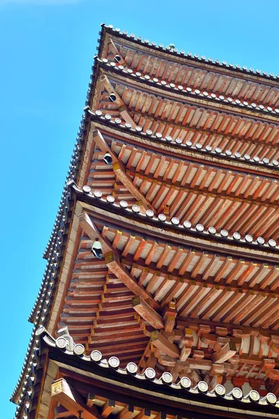 Pagoda beş katlı çatılar ve mavi gökyüzü.