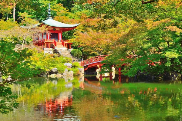 Salle Bentendo, un pont et un étang au temple Daigoji . Images De Stock Libres De Droits