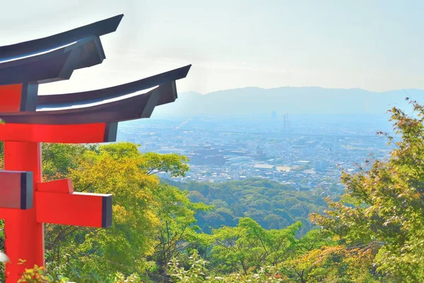Kırmızı bir torii kapısı ile Inariyama dağkyoto şehir manzarası.