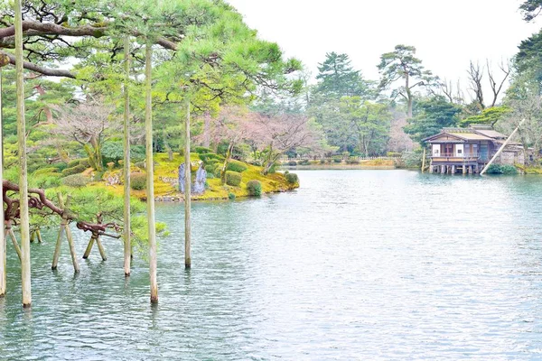 Kasumiga Ike étang et maison Uchihashi dans Kenroku-en parc Photo De Stock