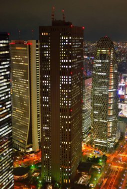 Shinjuku 'da geceleri Tokyo Cityscape