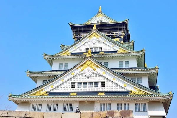 Mavi gökyüzü ile Osaka kale kule çekim