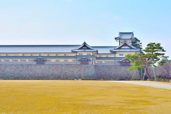 Mura del castello di Kanazawa, torre e pino a Ishikawa — Foto Stock