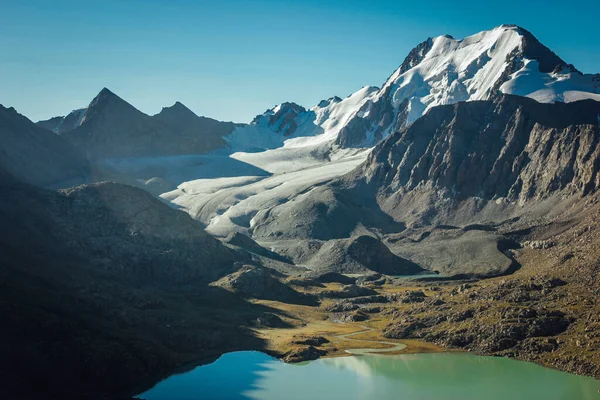 Bergsee Panorama Schöne Landschaft Mit Blauem Himmel Schneegipfeln Hohen Felsen — Stockfoto