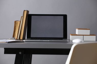 Bilgisayar ve Office belge çalışma alanı