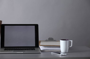 Bilgisayar ve Office belge çalışma alanı