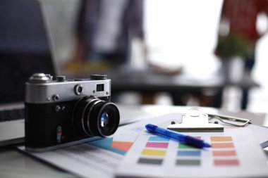 Laptop ve Danışma, kamera arka planda duran iki iş adamları