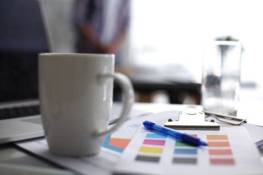 Dizüstü bilgisayar ile ağıl üstünde okul sırası