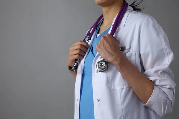 Jeune femme médecin tenant un stéthoscope à portée de main — Photo