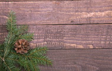 Noel ağacı süslemesi ahşap arka planda izole edilmiş