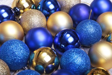 -Mavi ve altın Noel topları ahşap arka plan üzerinde