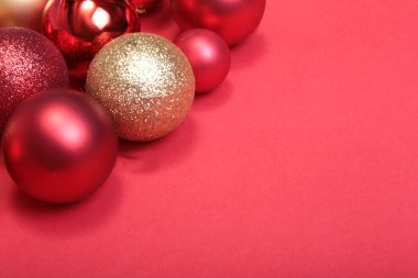 Kırmızı arka planda kırmızı noel topları