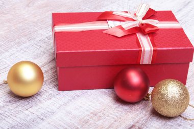 Ahşap arka plan üzerinde fiyonklu hediye kutuları