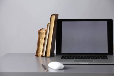 Bilgisayar ve Office belge çalışma alanı