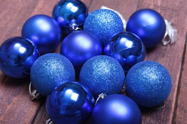 Ahşap bir zemin üzerine mavi Noel topları