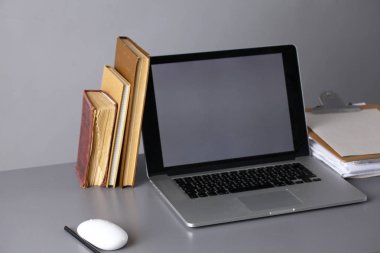 Bilgisayar ve Office belge çalışma alanı