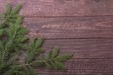 Noel ağacı süslemesi ahşap arka planda izole edilmiş