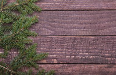 Noel ağacı süslemesi ahşap arka planda izole edilmiş