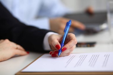 Ofiste oturan işkadını belgeler üzerinde yazma
