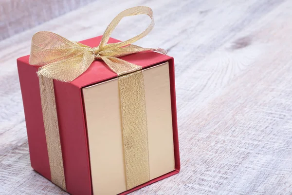 Cajas de regalo con lazo sobre fondo de madera — Foto de Stock