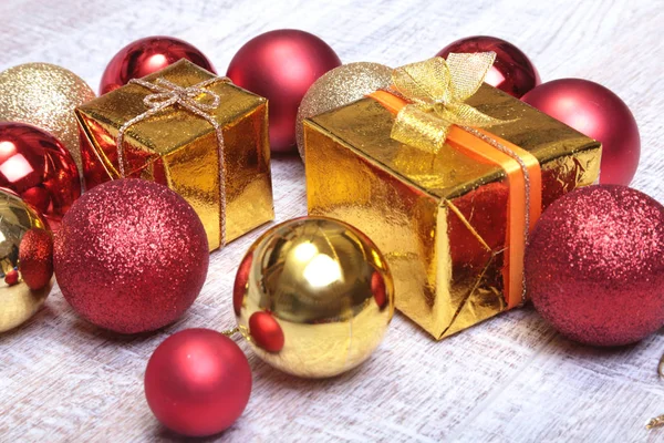 Cajas de regalo con muchas bolas de Navidad sobre fondo de madera — Foto de Stock