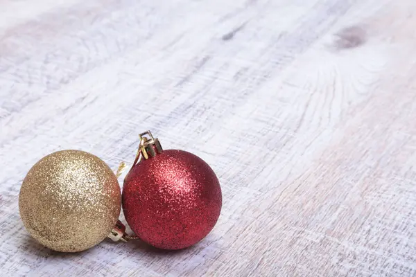 Bolas de Navidad rojas y doradas sobre fondo de madera — Foto de Stock