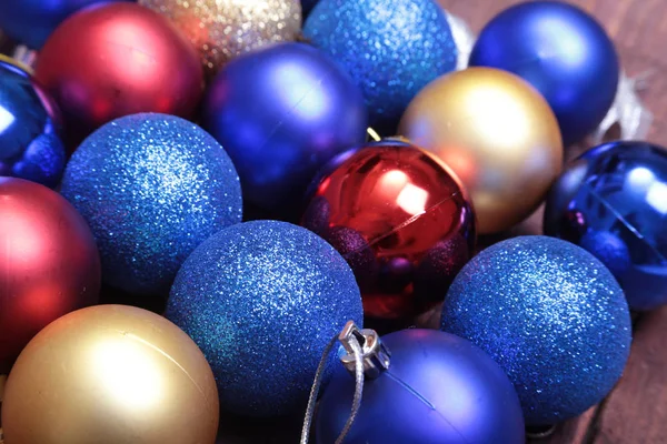 Bolas de Natal azuis e douradas em um fundo de madeira — Fotografia de Stock