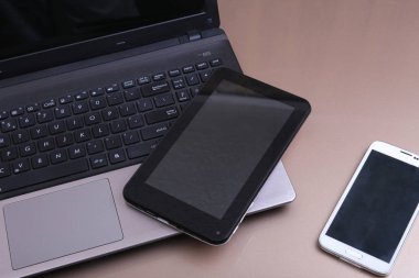 Bir telefon ve üstüne yalan tablet ile klavyenin resmi