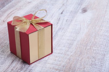 Ahşap arka plan üzerinde fiyonklu hediye kutuları