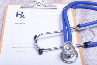 Closeup stetoskop rx reçete üzerinde