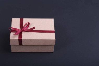 Ahşap arka plan üzerinde fiyonklu hediye kutuları