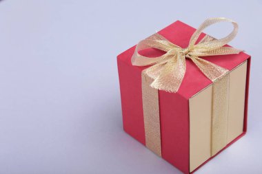 Ahşap arka plan üzerinde fiyonklu hediye kutuları