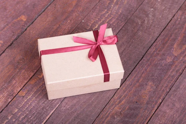 Δώρο κουτιά με φιόγκο στο ξύλο παρασκήνιο — Φωτογραφία Αρχείου