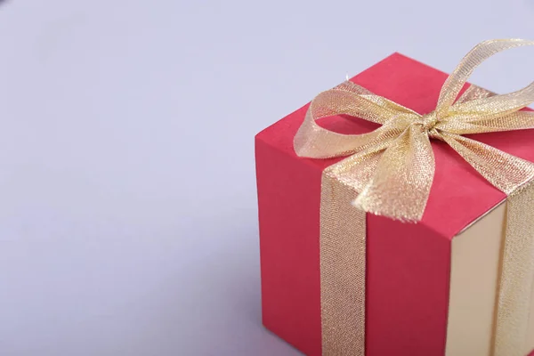 礼品盒用木背景上的蝴蝶结 — 图库照片