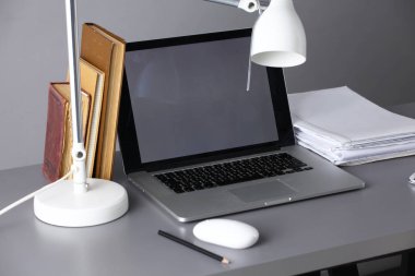 Bilgisayar ve Office belge çalışma alanı