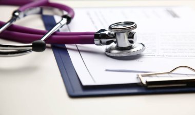 Stetoskop ile Resepsiyon hastanede yatan kardiyogram