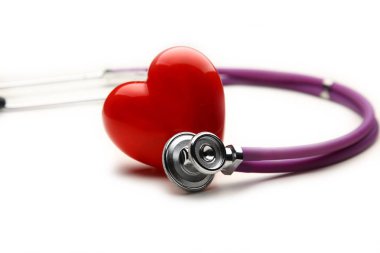 Kalp üzerinde ahşap arka plan izole bir stetoskop ile