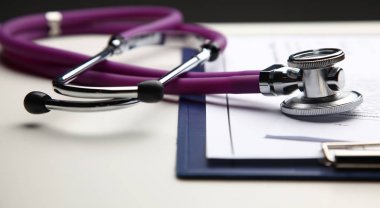 Stetoskop ile Resepsiyon hastanede yatan kardiyogram