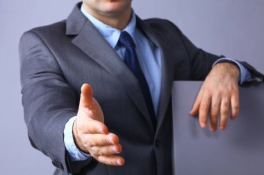 el sallamak sunan bir takım giyen adam