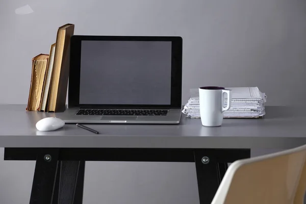 Робочий простір з комп'ютером і документами в офісі — стокове фото