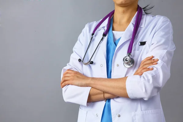 Genç kadın doktor ile çapraz kol ayakta — Stok fotoğraf