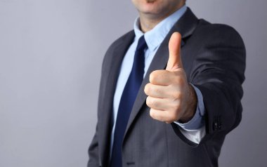 Adam resmi gösteren ok işareti gri arka plan üzerinde izole, eller